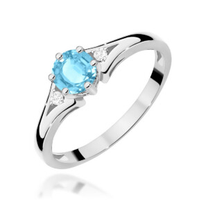 Kihlasõrmus. Silver ring with a round blue gemstone held by six prongs, flanked by small diamonds on a curved band