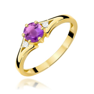 Kihlasõrmus. Gold ring with a purple amethyst center stone and two small diamonds on the sides.
