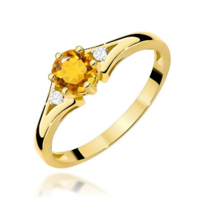 Kihlasõrmus. Gold ring with a large orange center stone and two small diamonds on the sides against a white background.