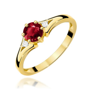Kihlasõrmus. Yellow gold ring with a round red ruby centerpiece held by four prongs, flanked by two small diamonds on a curved band.