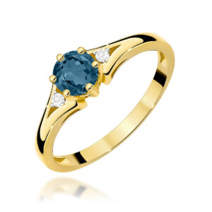 Kihlasõrmus. Yellow gold ring featuring a round blue center gemstone with prong setting, accented by two small diamonds on the sides (simple, elegant design).