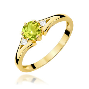 Kihlasõrmus. Gold ring with a lime-green central gemstone and two small diamonds on the band, elegant jewelry piece