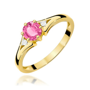 Kihlasõrmus. Gold ring with a pink central gemstone set in prongs, flanked by two small white diamonds on the band.