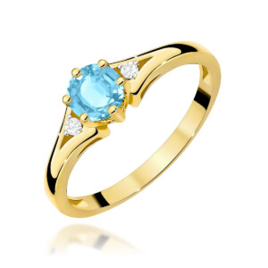 Kihlasõrmus. Gold ring with a round blue gemstone centerpiece and two small diamonds on a curved band, on a white background, product shot
