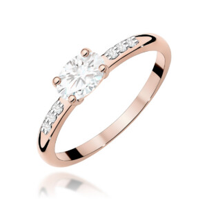 Kihlasõrmus. Rose gold ring with a large central oval diamond and small side diamonds on the band, white background.
