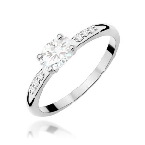 Kihlasõrmus. Engagement ring with a large central diamond and smaller diamonds along the band in a silver setting