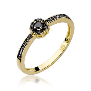 Kihlasõrmus. Gold ring with a black central gemstone surrounded by smaller black stones along the band.