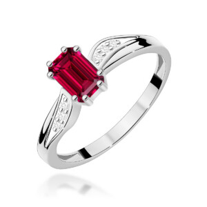 Kihlasõrmus. Silver ring with a large rectangular red gemstone held by prongs, flanked by small diamonds on a split shank band.