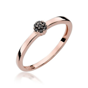 Kihlasõrmus. Rose gold ring with a small cluster of black stones at the center