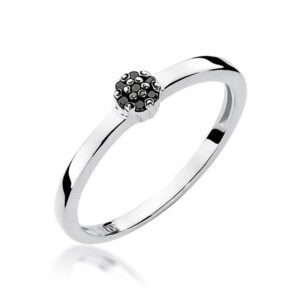 Kihlasõrmus. Silver ring with a small clustered gemstone head on a slim band, set against a white background.