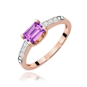 Kihlasõrmus. Rose gold ring with a rectangular purple gemstone held by four prongs and small diamonds along the band.