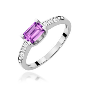 Kihlasõrmus. Silver ring featuring an emerald-cut purple gemstone held by four prongs, with small diamonds along the band.