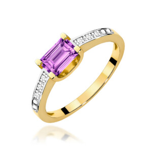 Kihlasõrmus. Gold ring with a rectangular purple gemstone set in a two-tone band and small white stones along the shoulders (jewelry). _