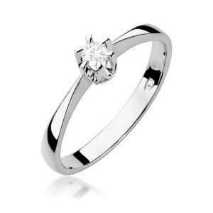 Kihlasõrmus. Silver solitaire engagement ring with a round diamond held by a flower-style prong setting on a polished band