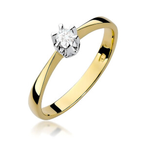 Kihlasõrmus. Gold ring with a single diamond solitaire in a prong setting, on a white background, angled to show shine.