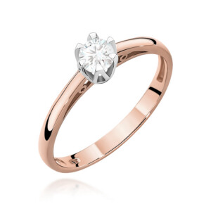 Kihlasõrmus. Rose gold solitaire engagement ring with a round diamond held by six prongs on a white background at an angle