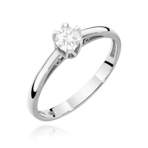 Kihlasõrmus. Solitaire diamond ring with a round-cut diamond on a polished silver band.