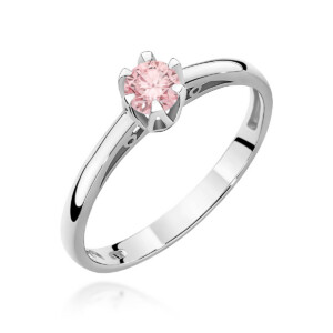 Kihlasõrmus. Silver ring with a round pink gemstone held by six prongs on a white background.