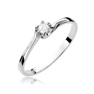 Kihlasõrmus. Silver-toned solitaire engagement ring with a round-cut diamond centerpiece and a smooth twisted band