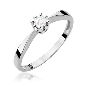 Kihlasõrmus. Silver ring with a round-cut diamond solitaire held by six prongs in a polished bandA classic diamond engagement ring featuring a single round diamond in a six-prong setting on a sleek silver band