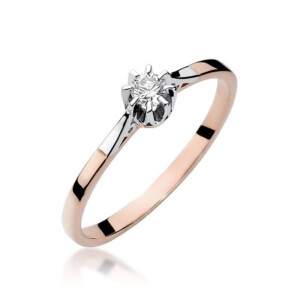 Kihlasõrmus. Rose gold band solitaire diamond engagement ring with a prong setting on a white background.