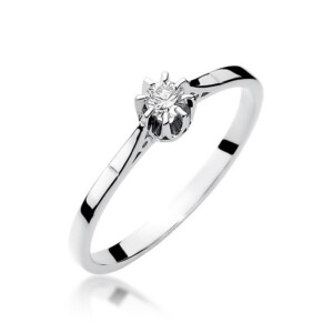 Kihlasõrmus. Engagement ring with a round diamond solitaire set in a silver band against a white background.