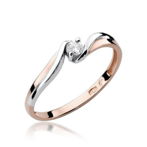 Kihlasõrmus. Two-tone twisted band ring in rose gold and white gold with a small diamond centerpiece on a white background