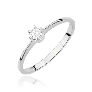 Kihlasõrmus. Silver solitaire engagement ring with a round diamond centerpiece on a white background.