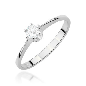 Kihlasõrmus. Solitaire diamond engagement ring with a round diamond on a polished white metal band.