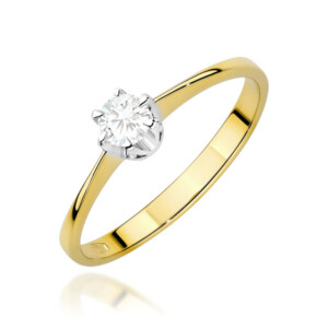 Kihlasõrmus. Gold band with a single round diamond set in white-gold prongs, against a white background.