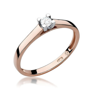 Kihlasõrmus. Rose gold Solitaire engagement ring with a round diamond held by four prongs, on a slim polished band.