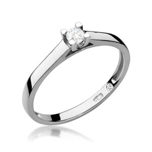 Kihlasõrmus. Solitaire diamond ring in a polished metal band with a single round diamond.