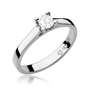 Kihlasõrmus. Engagement ring featuring a round diamond held by six prongs on a polished silver band with a simple, elegant design.