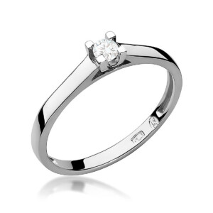 Kihlasõrmus. Solitaire diamond engagement ring with a round diamond set in a four-prong setting on a polished metal band.