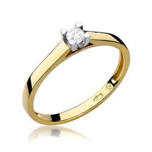Kihlasõrmus. Gold solitaire engagement ring in polished yellow gold with a single round diamond set in four prongs, viewed at an angle against a white background.