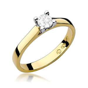 Kihlasõrmus. Gold solitaire engagement ring with a round diamond in a six-prong setting, shown at an angled view.