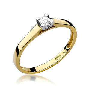 Kihlasõrmus. Gold solitaire engagement ring with a round diamond set in a four-prong setting, angled to showcase the band.