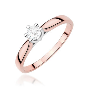 Kihlasõrmus. Rose gold ring with a round-cut diamond solitaire in a prong setting on a white background.