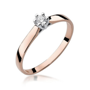 Kihlasõrmus. Rose gold solitaire engagement ring with a round diamond set in a four-prong setting on a white background