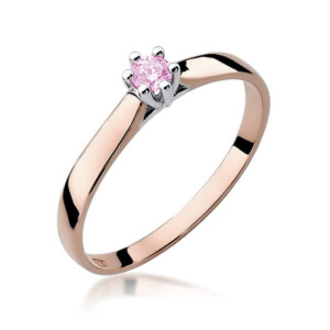 Kihlasõrmus. Rose gold ring with a pink gemstone held by six prongs in a simple solitaire setting