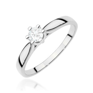 Kihlasõrmus. Diamond solitaire engagement ring with a round brilliant-cut diamond held by six prongs on a polished silver band.