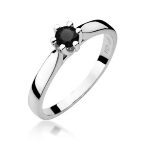 Kihlasõrmus. Silver ring with a round black gemstone held by six prongs in a polished setting, solitaire style.