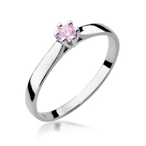 Kihlasõrmus. Silver ring with a pink round gemstone set in a prong setting on a white background