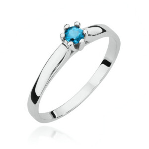Kihlasõrmus. Silver ring with a small blue gemstone in a prong setting, solitaire style on a white background.