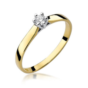 Kihlasõrmus. Gold solitaire engagement ring with a round diamond set in a six-prong setting referenced by a polished yellow-gold band.