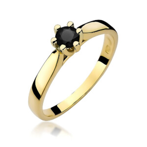 Kihlasõrmus. Gold ring with a black faceted gemstone held by six prongs in a claw setting.