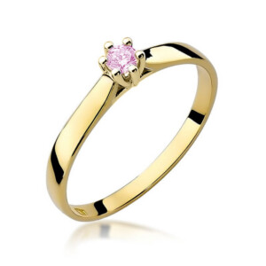Kihlasõrmus. Gold ring with a small pink gemstone set in a prong setting, close-up view against a white background.