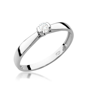 Kihlasõrmus. Solitaire diamond ring in a polished silver band on a white background, close-up view highlighting the single gem.