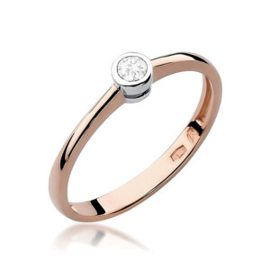 Kihlasõrmus. Rose gold ring with a bezel-set round diamond on a white background.