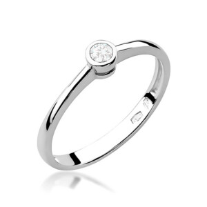 Kihlasõrmus. Polished silver ring featuring a small round bezel-set diamond centerpiece.